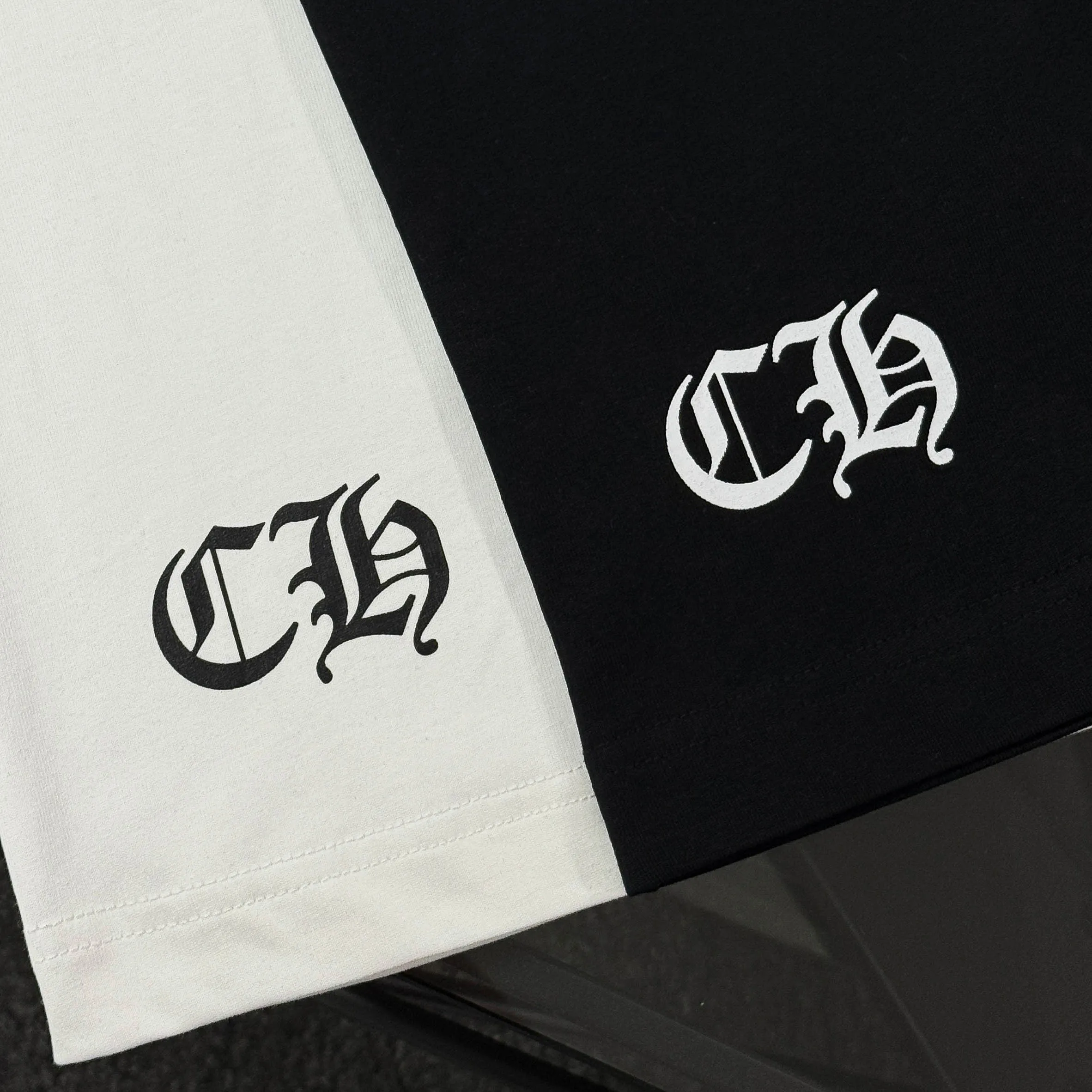 P170 Chrome Hearts 25 high-end versions. The fabric is made of 300 grams of high-density pure cotton. It does not deform or shrink. It has three labels. It is the same style for men and women. Technology: suede foaming + digital printing. Color: white, black. SIZE: S-XL.